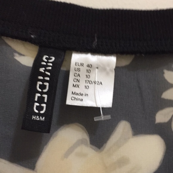 Divided by H&M black cream floral crop top. - Picture 3 of 4